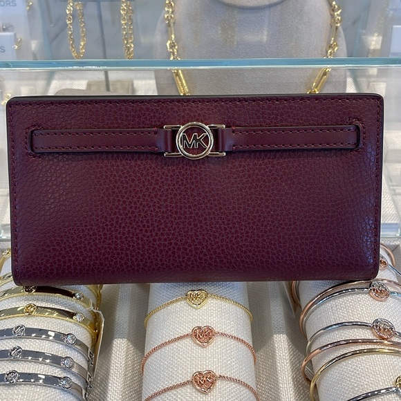 Michael Kors Reed Large Bifold Pebbled Leather Snap Wallet Card Case
Oxblood - Picture 2 of 16